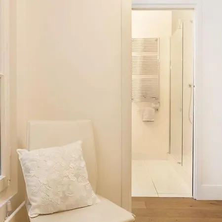 Two Bedroom Luxury - Balcony With View Of Notre Dame Parigi