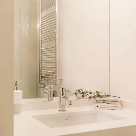 Two Bedroom Luxury - Balcony With View Of Notre Dame
