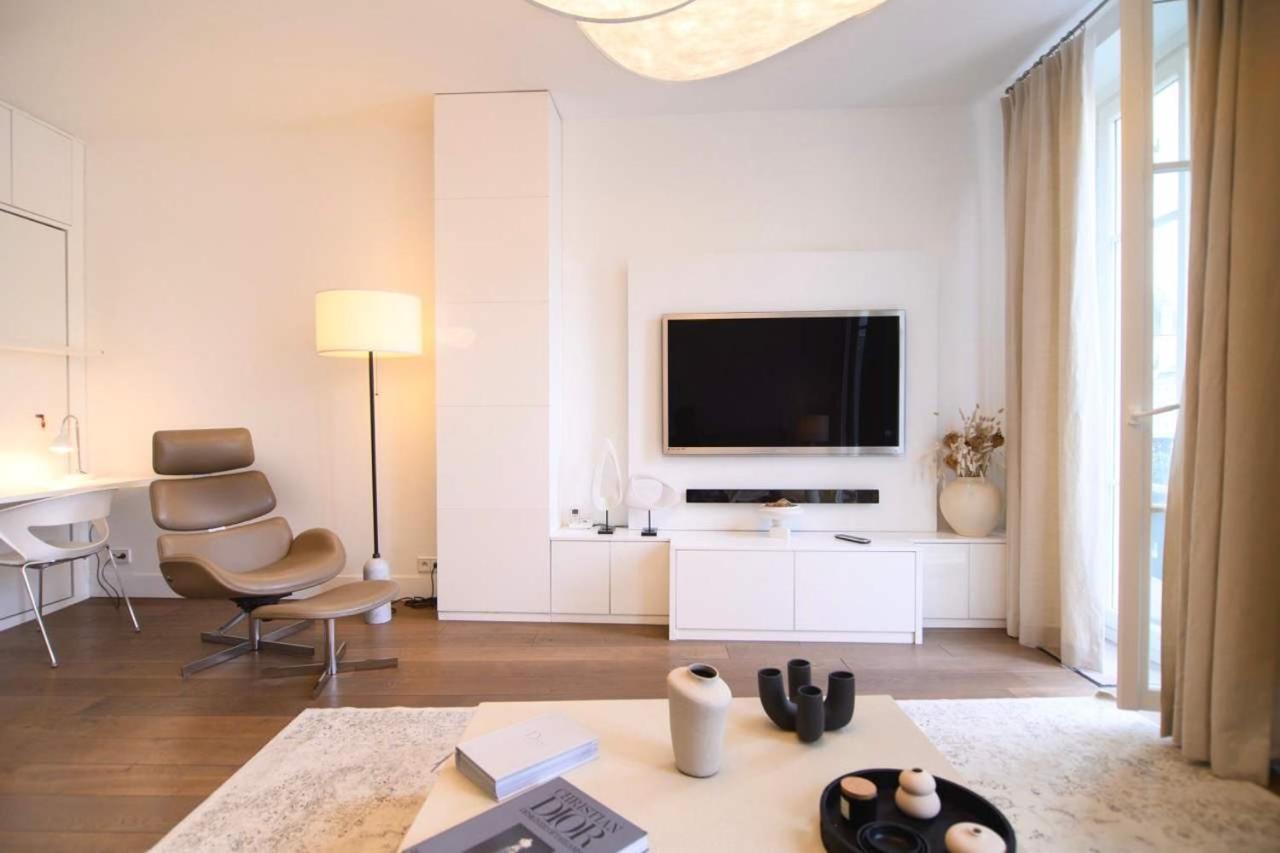 Two Bedroom Luxury - Balcony With View Of Notre Dame Appartamento Parigi